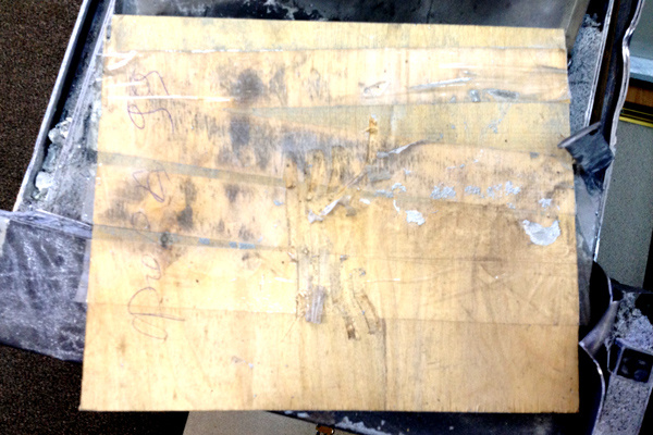 Появлению копеечной фанеры предшествовала наша статья 25-летней давности про особенности серии сейфов KASO E-300. Только российские "гении" не могли преположить, что даже фанера должна быть особенная... Их задача не сейф хороший сделать, а сделать что-то похожее на сейф и дешево.