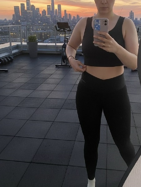 Фон изменила нейросеть, а то подумаете еще..)