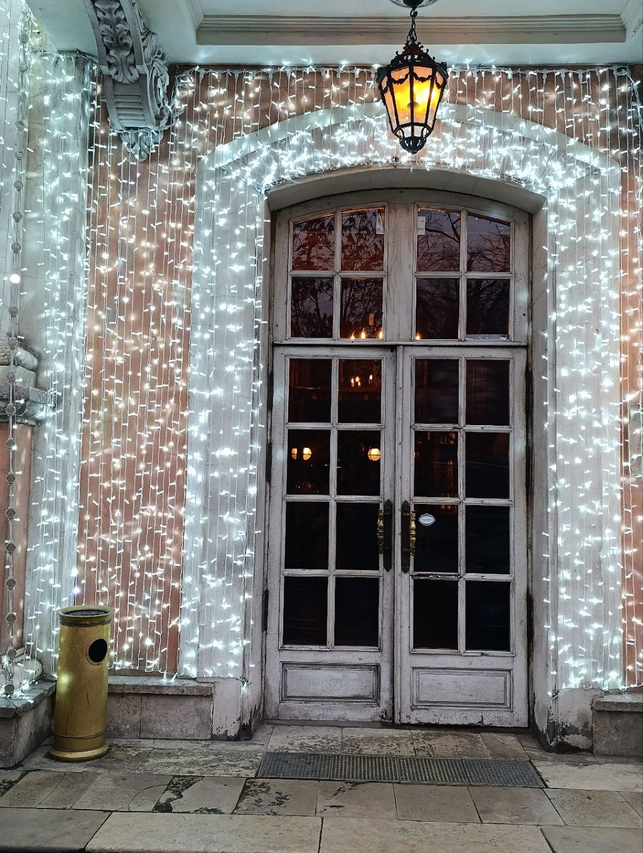 Вход. Все здание увешано гирляндами.