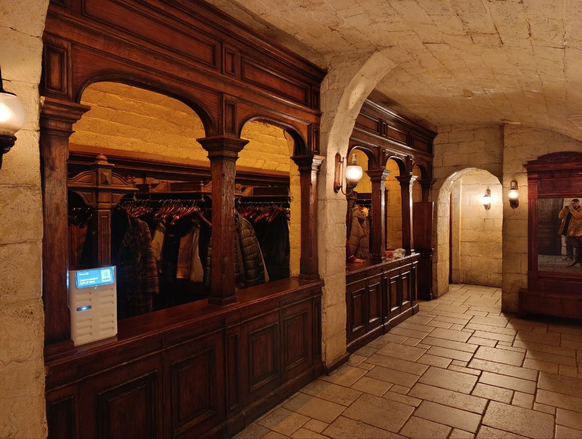 Гардероб выглядит вот так. Как будто бы зарядная станция тут не очень вписывается.