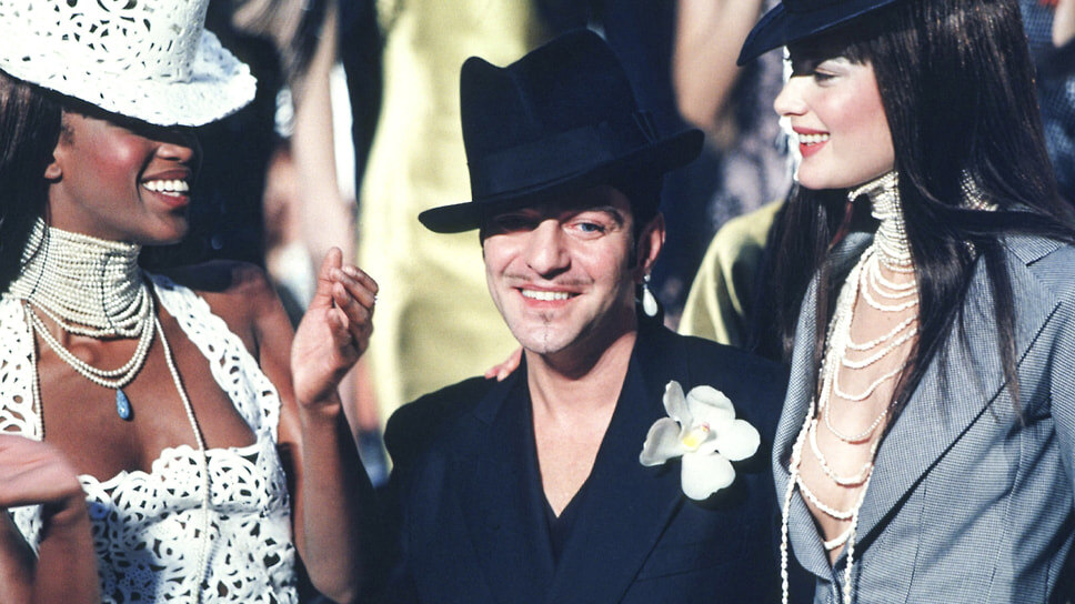 Джон Гальяно, Наоми Кэмпбэлл (слева) и Шалом Харлоу (справа) на показе коллекции Christian Dior Haute Couture SS 1997 в рамках Недели высокой моды в Париже, 1997.📷Фото: Victor VIRGILE / Gamma-Rapho / Getty Images