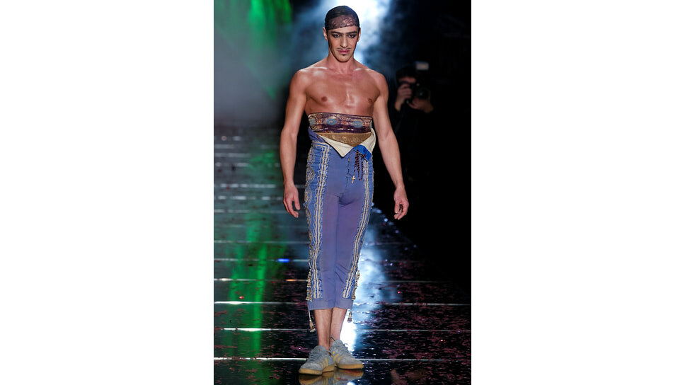 Джон Гальяно на показе коллекции Christian Dior Haute Couture SS 2002 в рамках Недели высокой моды в Париже, 2002.📷Фото: Victor VIRGILE / Gamma-Rapho / Getty Images