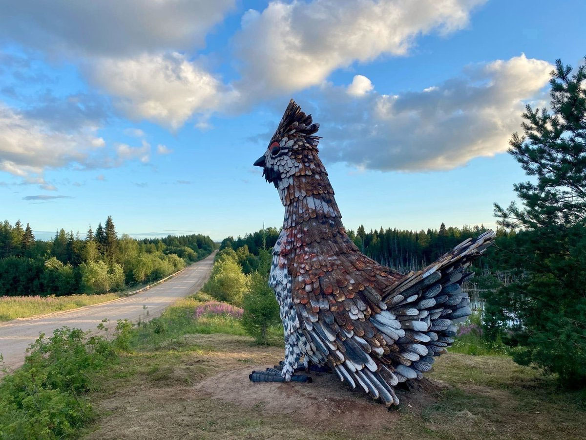 Этот арт-объект установлен на въезде в Пинегу. Автор – Алена Валькова. 