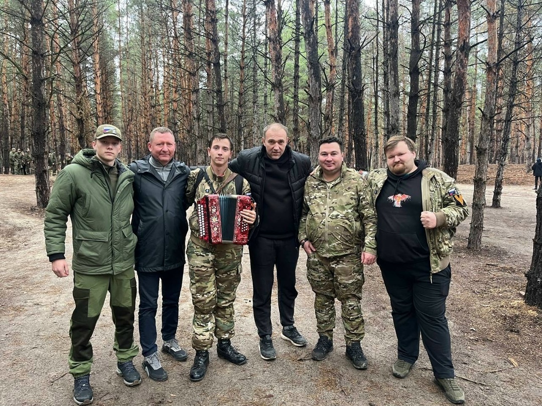 Фото на память с друзьями в зоне СВО
