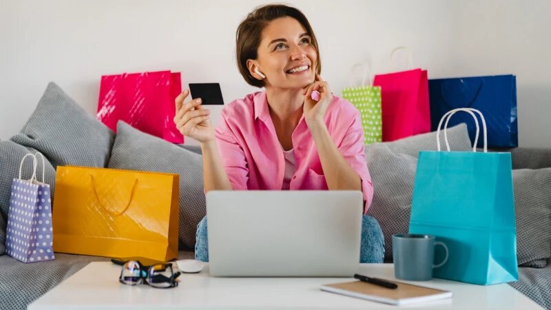     Девушка делает покупки в интернет-магазинах. Фото: ru.freepik.com, автор marymarkevich.