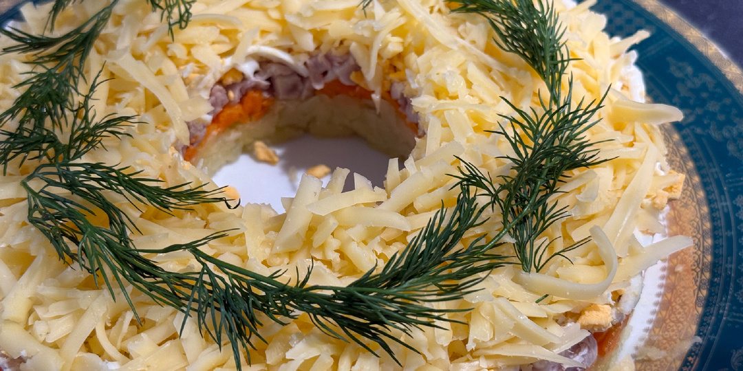 Очень легкий и вкусный салат из доступных продуктов на скорую руку.