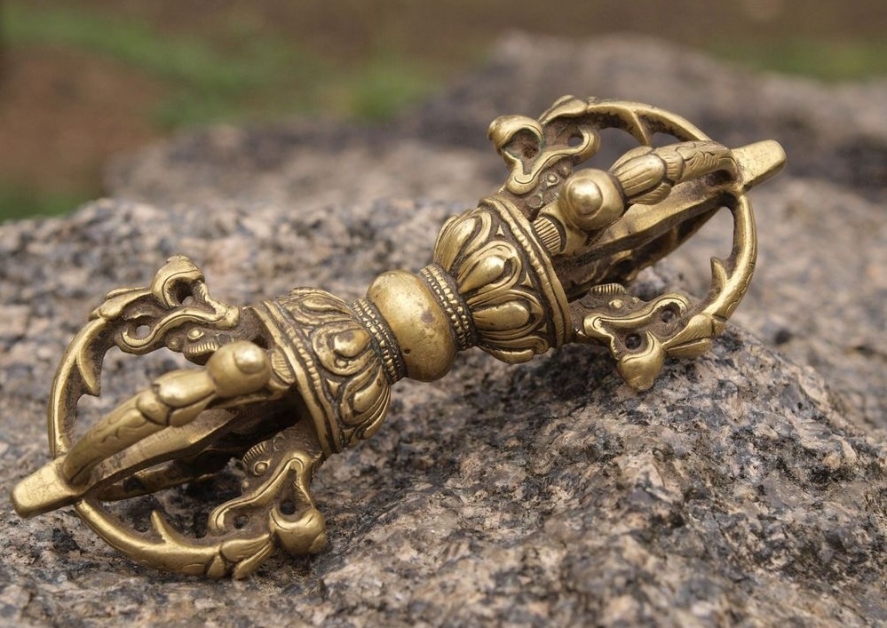 Рядом в саркофаге лежали предметы, похожие на ваджру. (Фото: i.pinimg.com).