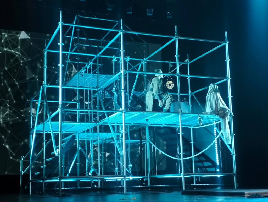 Похороните его за плинтусом. «Гамлет» на тверской сцене