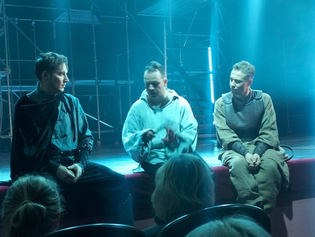 Похороните его за плинтусом. «Гамлет» на тверской сцене