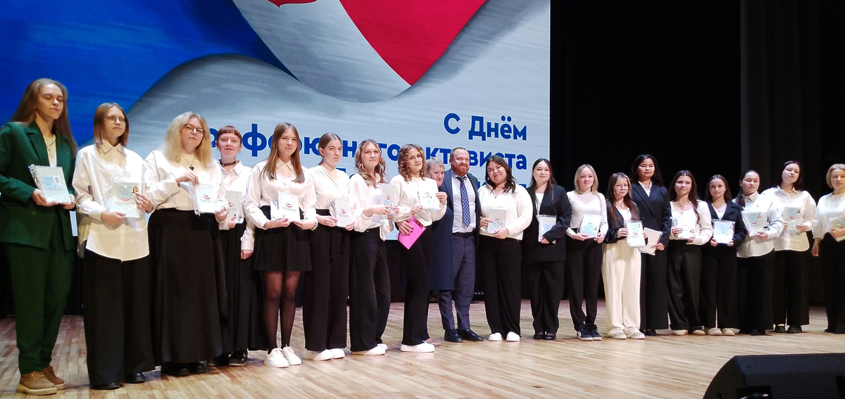 Молодые члены профсоюза с главным врачом Кунгурской больницы Степаном Ронзиным и председателем профкома Валентиной Соловьёвой (в центре)