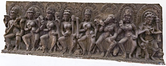 Саптаматрика. Северная Индия, X в. 136х53х11 см. Эл. ресурс URL: https://www.wisdomlib.org/gallery/new-delhi-museum-various-sculptures/9679