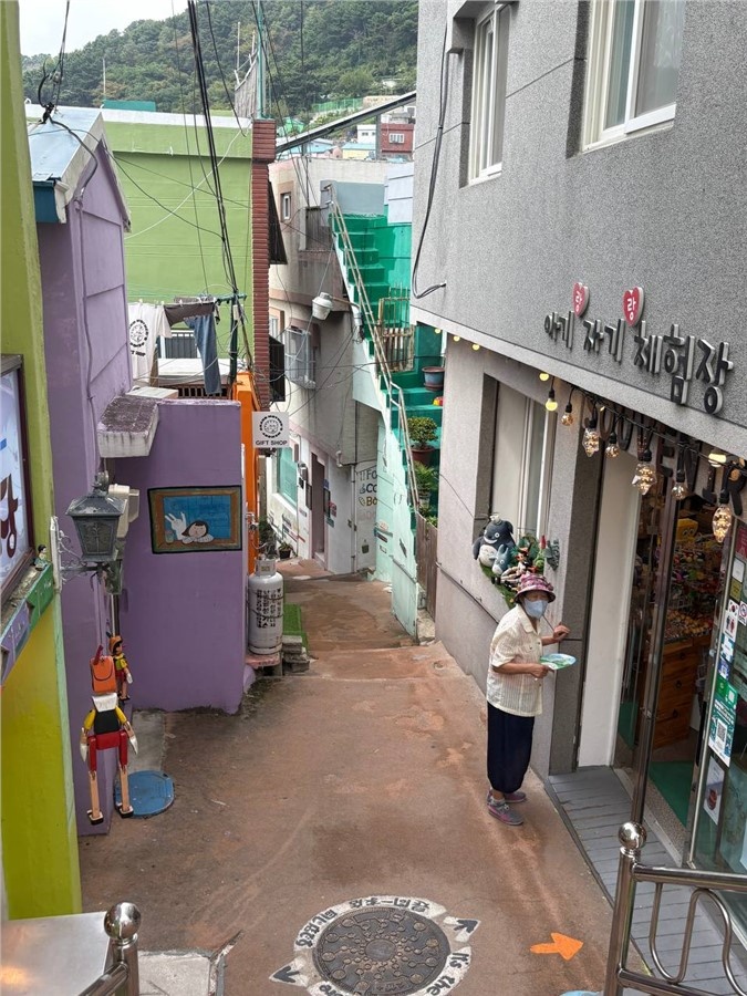 Вот такие раскрашенные домики встречают туристов
