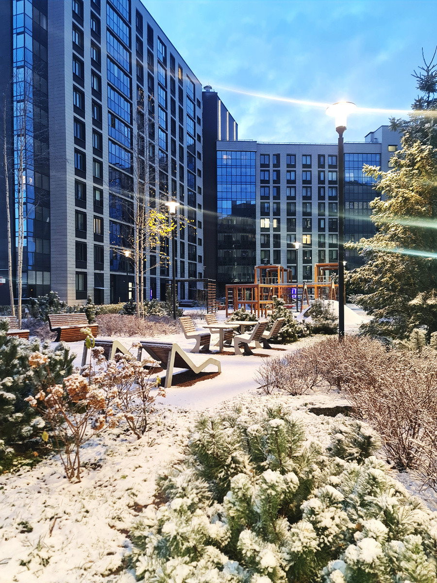 Вышли с Марьяшей ни свет ни заря несмотряна выходной. День мастер-класса хорошо запомнился первым питерским снегом