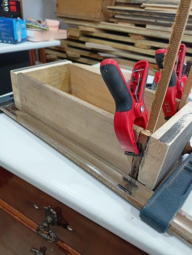 клею кусочки в дырки