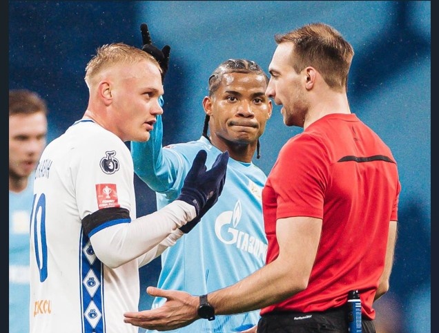 Игрокам «Зенита» все время что-то мешает. Или кто-то