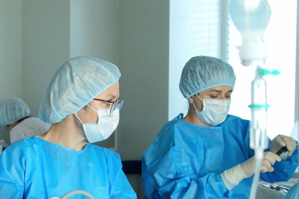    Врачи. Операция. Источник: vk.com/dgkb7barnaul