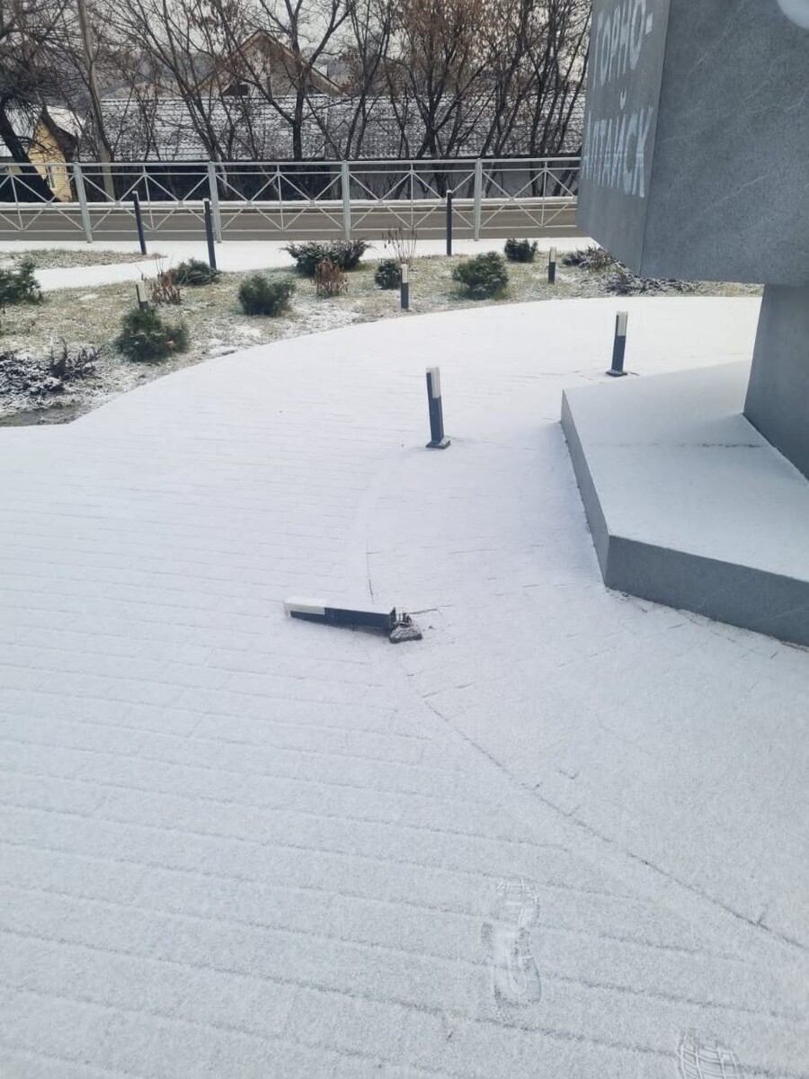    Испорченное освещение у нового арт-объекта на въезде в Горно-Алтайск. Источник: t.me/OlgaSafronovaofficial