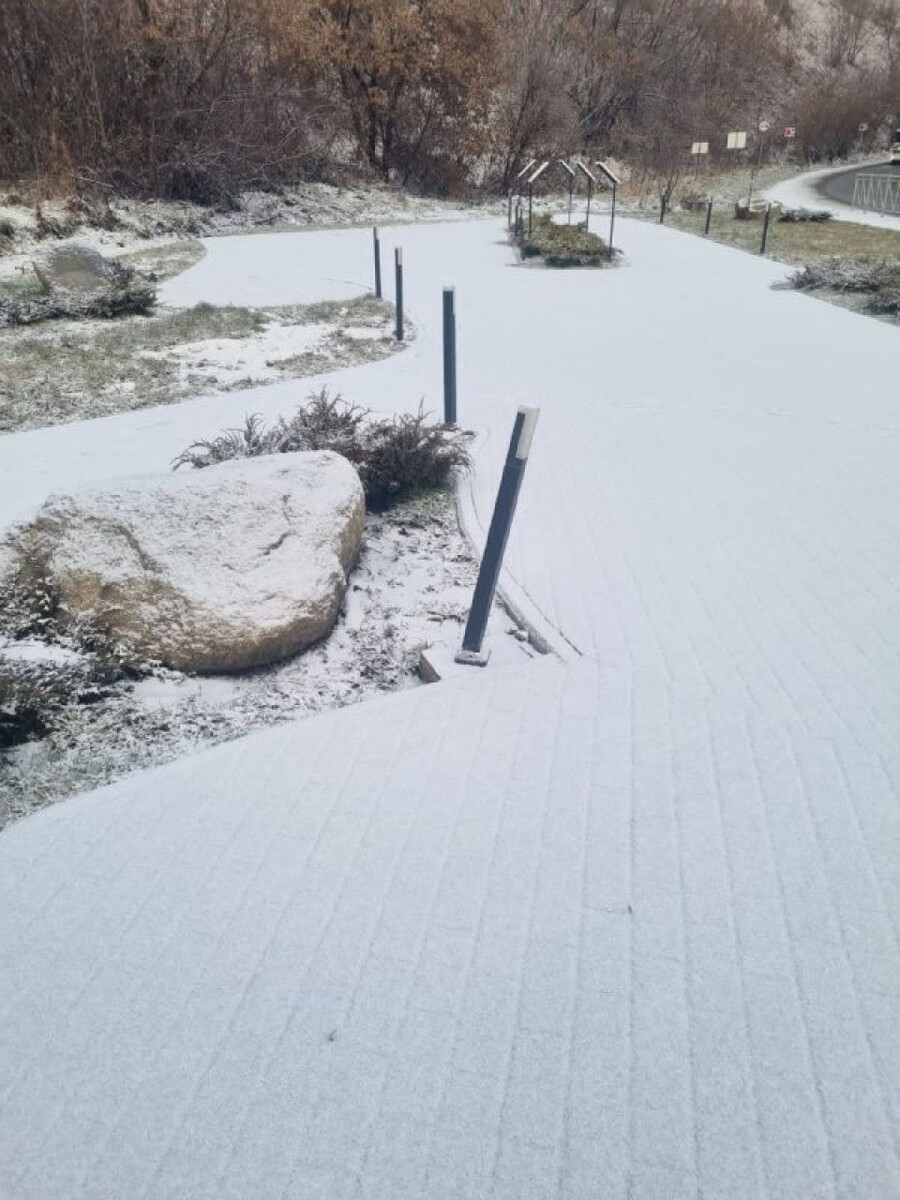    Испорченное освещение у нового арт-объекта на въезде в Горно-Алтайск. Источник: t.me/OlgaSafronovaofficial