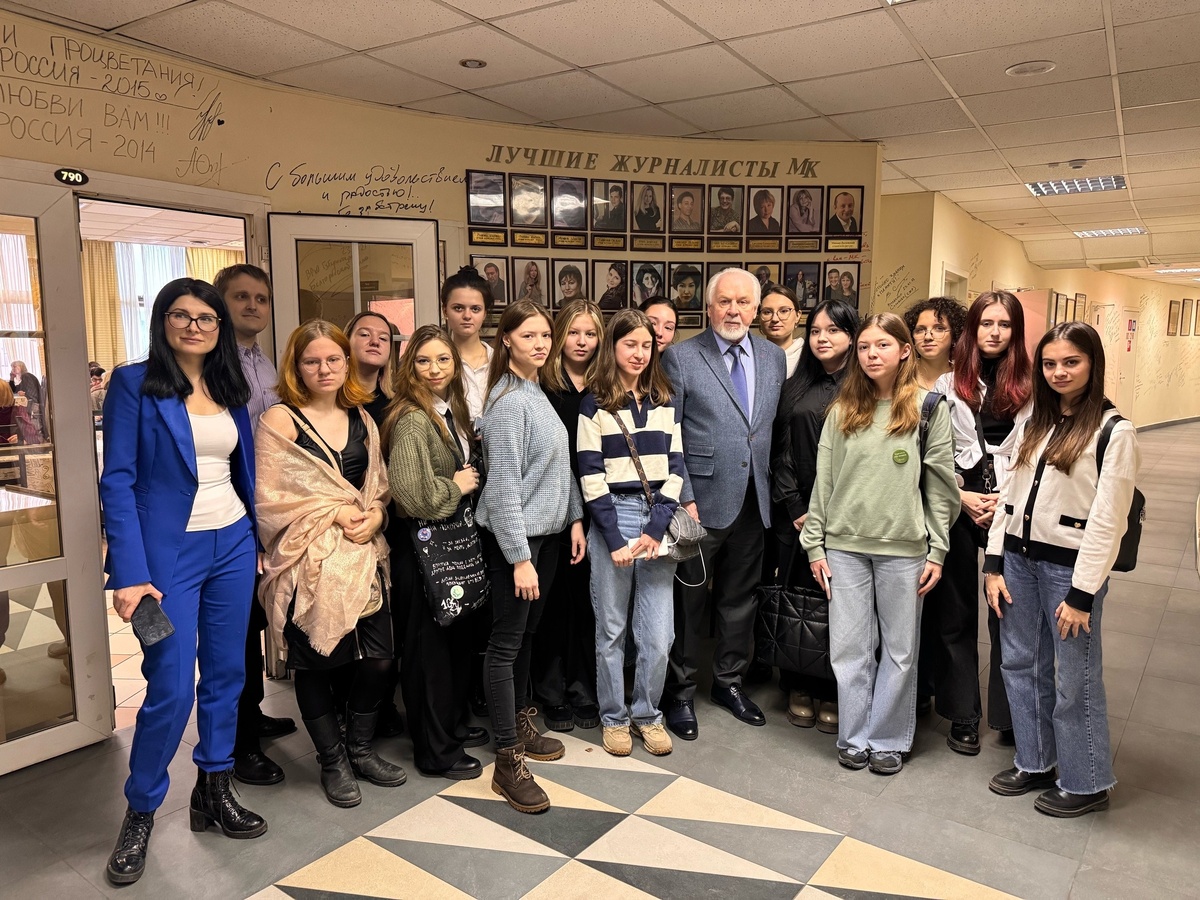 Павел Гусев, Ева Деркачева и слушатели Школы журналистики имени Владимира Мезенцева 