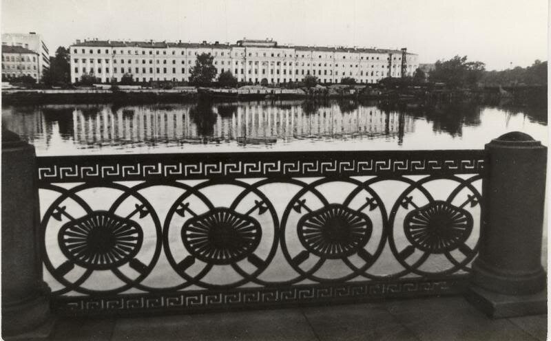 Бывшие казармы Гренадерского полка. Набор открыток «Город мой… Блоковские места в Ленинграде», 1980. Правообладатель: pastvu.com.