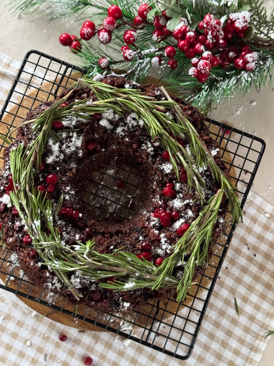 Шоколадный кекс с брусникой на овсяной муке