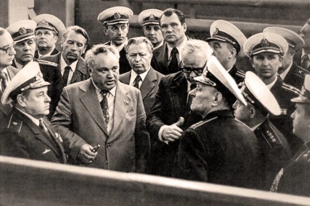    Виктор Макеев среди военных моряков. Фото: КНИТУ-КАИ