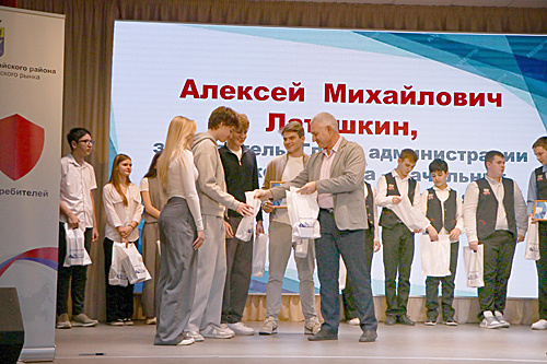    Участников приветствовал заместитель главы Администрации Аксайского района – начальник финансового управления Алексей Михайлович Латушкин, который также наградил призеров форума. / ФОТО из архива Центра профориентации Аксайского района Администратор