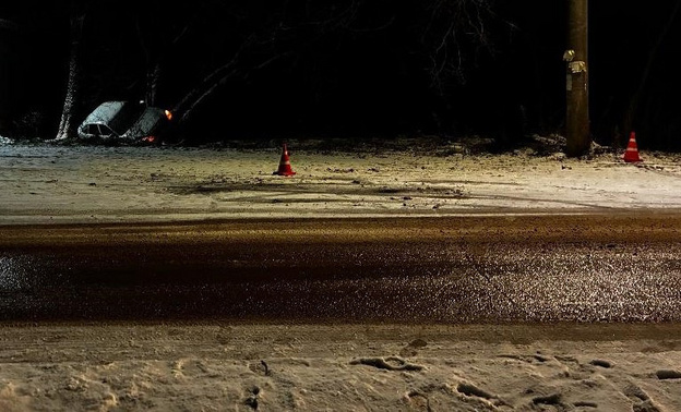    В Кирове «Приора» врезалась в опору ЛЭП, водитель получил травмы