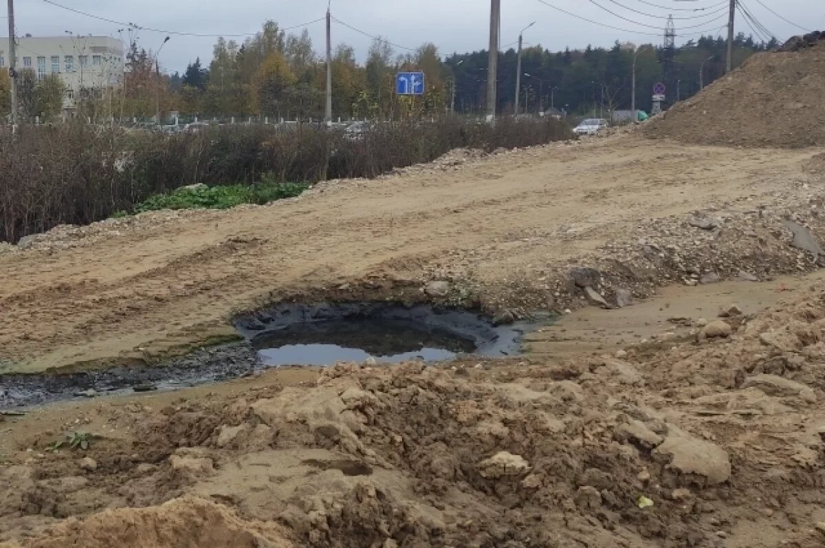    В Твери из-за протечки трубы между торговых центров вытекала канализация