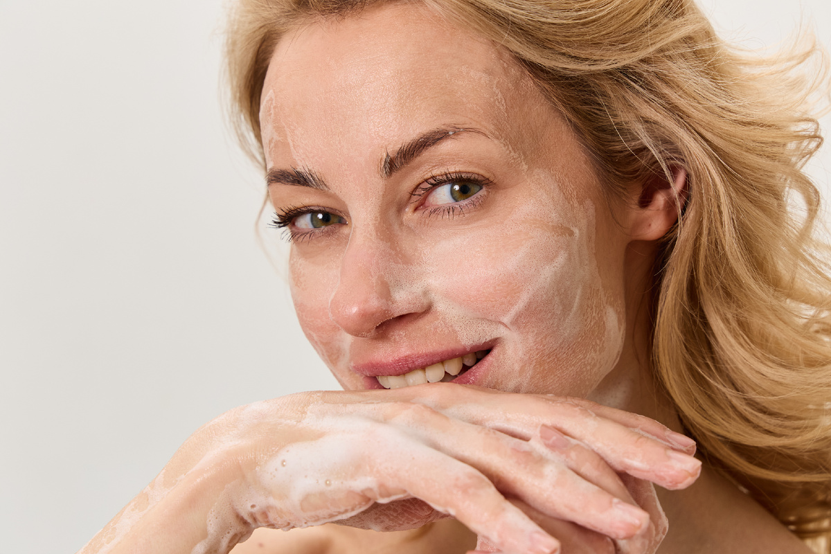 Черные точки — не грязь. Это окисленный себум. Разбираемся, как избавиться правильно