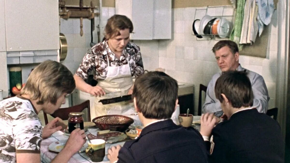 В галерее – кадры из советского кино Владимира Меньшова «Москва слезам не верит»