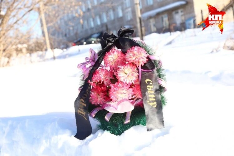 На место трагедии родители Гриши положили венок. Фото: Юлия Лоза