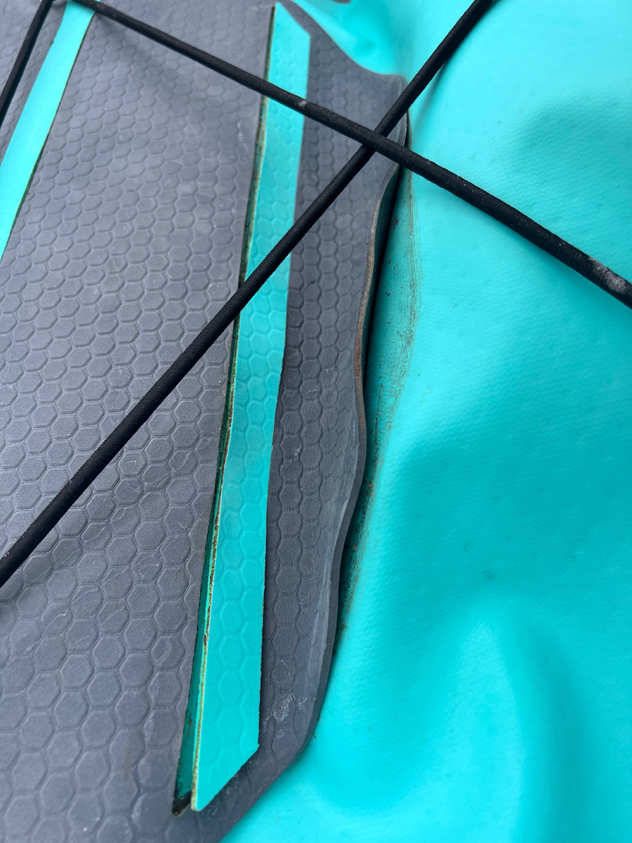 Мой Изи Райдер повел себя так на 4-й год активного использования в морской воде.