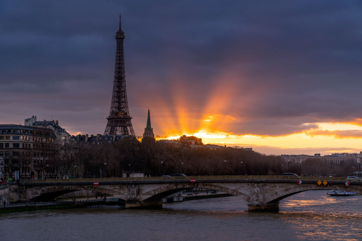 Счастье — это странная вещь. Чем сильнее вы его преследуете, тем быстрее оно ускользает