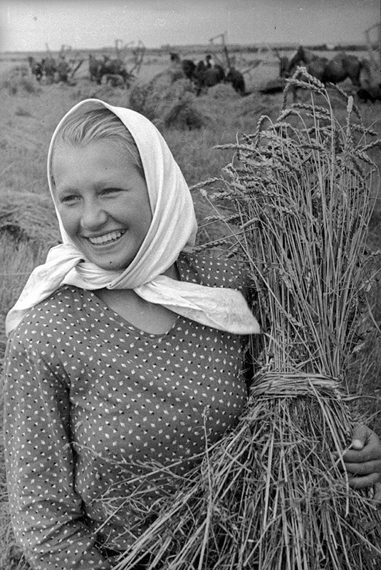 Девушка со снопом.
Евгений Халдей, 1940 год, Белорусская ССР, г. Гродно, МАММ/МДФ.
