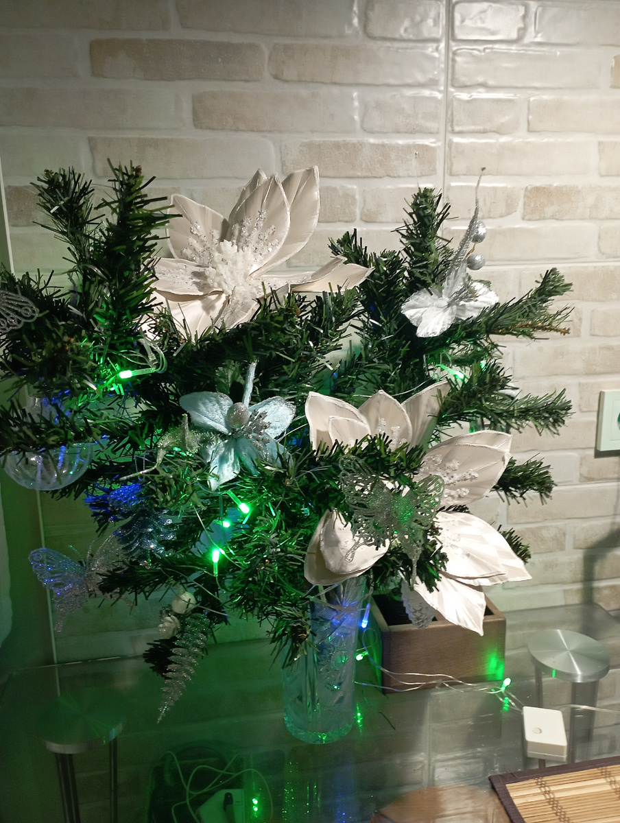 Огромные цветы покупала для детского утренника. 