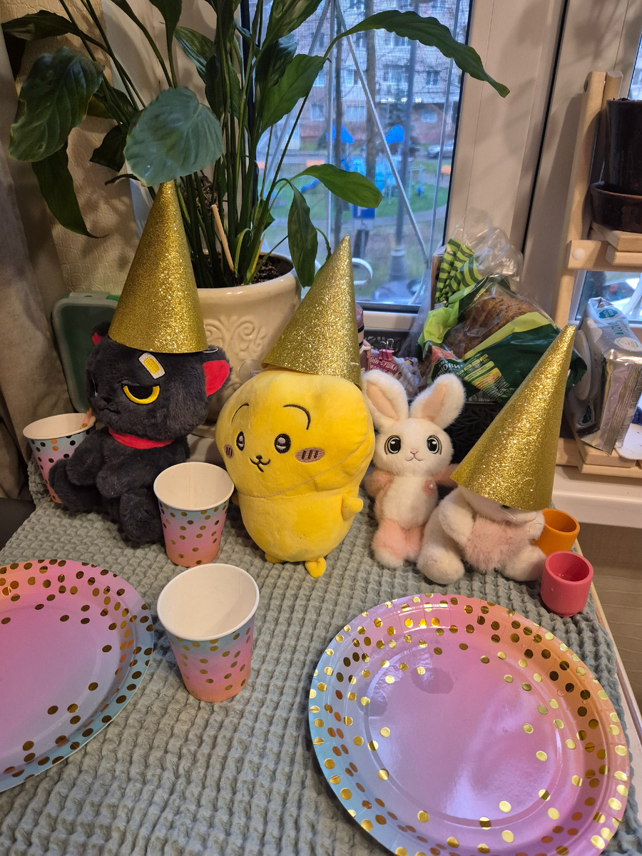 Дети меня дожидаться не стали, постелили на стол полотенце, поставили посуду и пригласили друзей. Налили всем водички