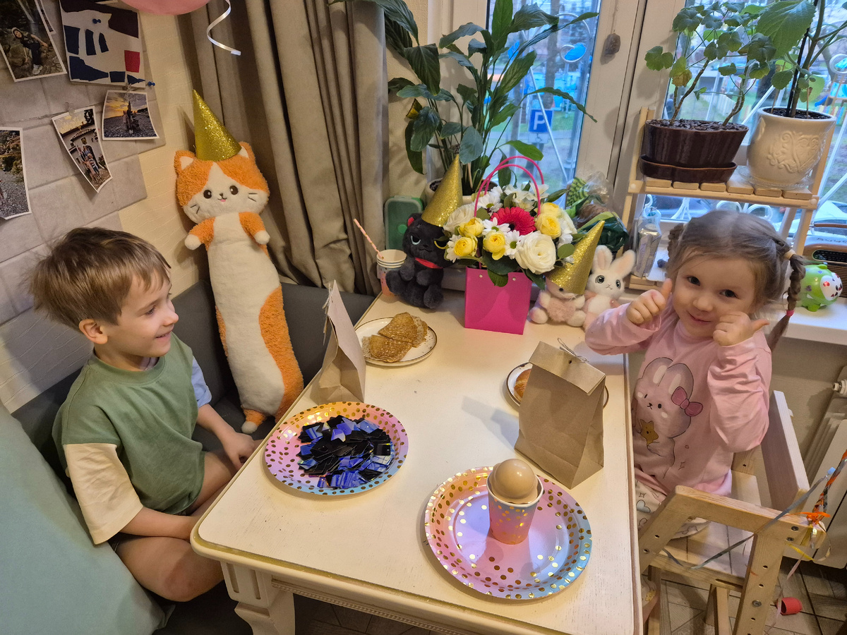 Тут уж я вмешалась, убрала полотенце, но друзей выгонять не стала