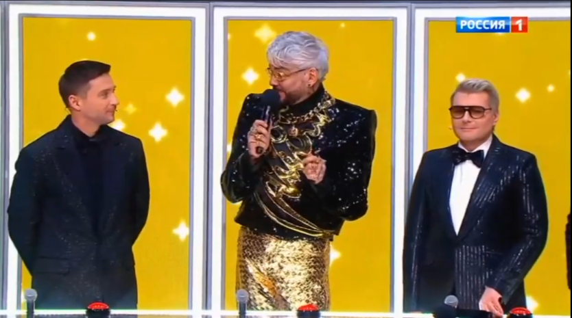 золотые  брюки  А ПОЧЕМУ  БАСКОВ в  ЗАТЕМНЁННЫХ  ОЧКАХ?