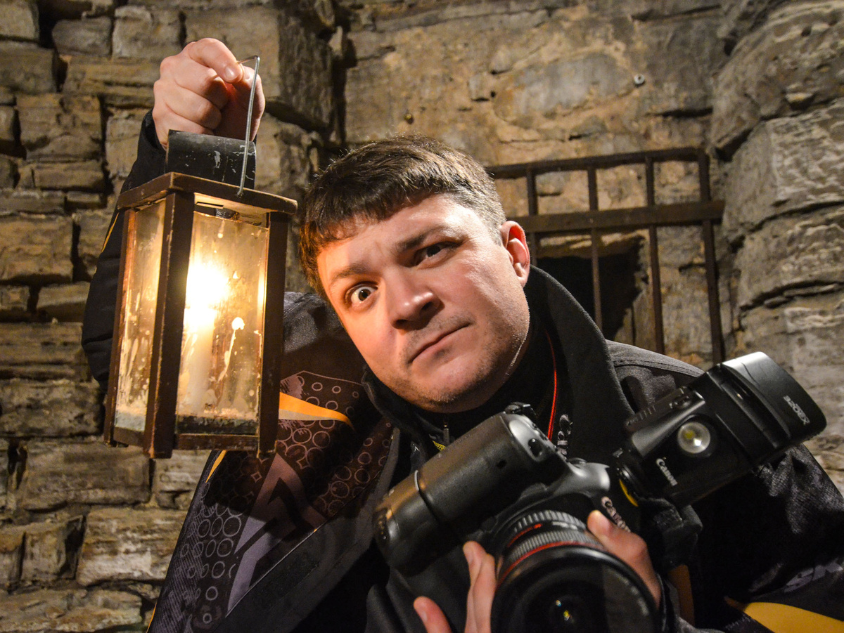 По-моему это еще Canon 5D Mark II в руках. Настоящий комбайн своего времени.