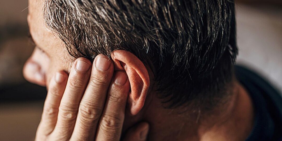 «Звенит в ушах, как будто в голове запустили будильник»: почему появляется шум в ушах и можно ли с ним жить спокойно?