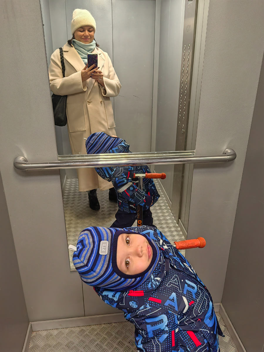 Одно из наших рабочих утр. Едем в лифте в сад и на работу