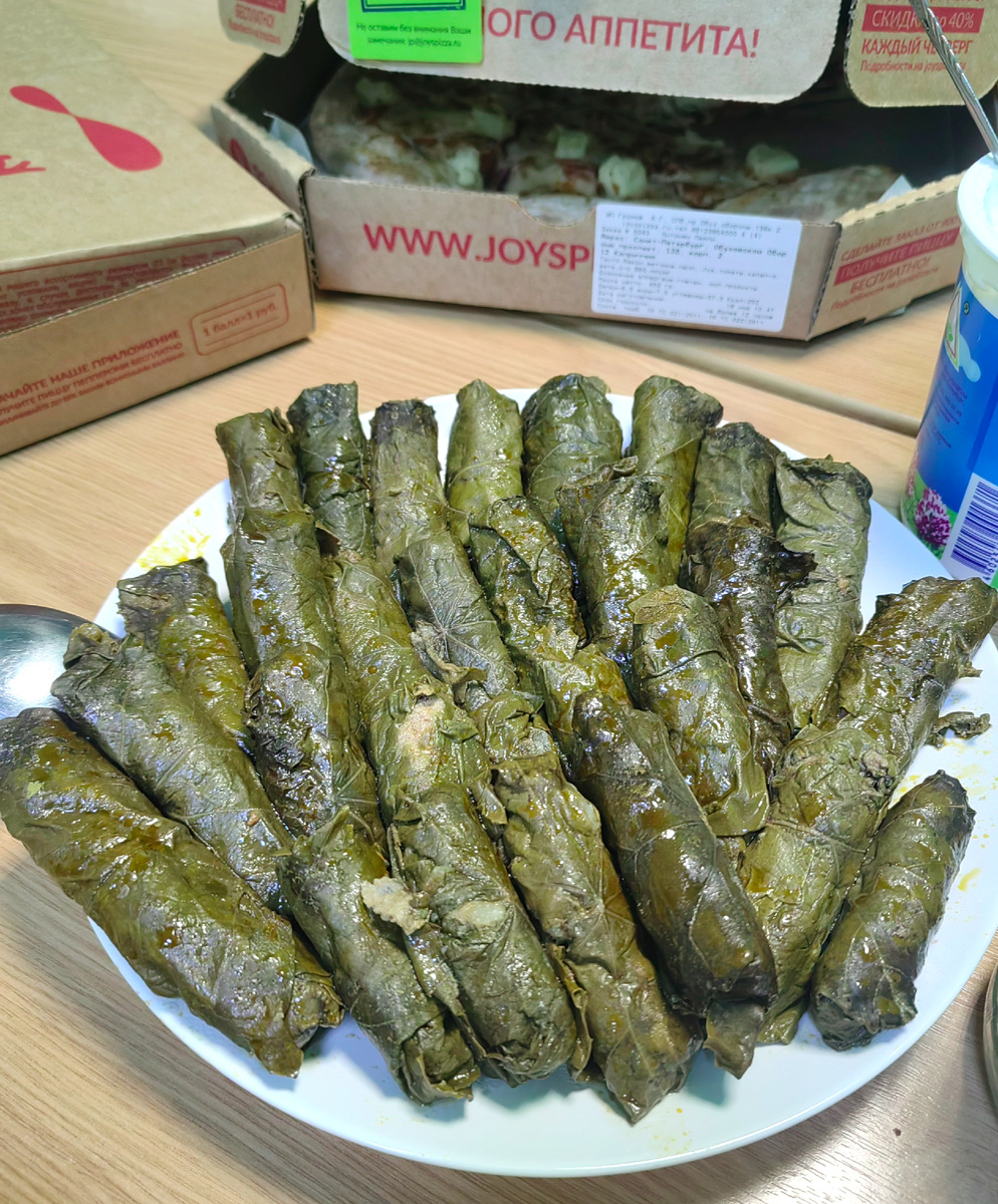 Угощение на работе. Был День рождения у одной из коллег. Торт и пиццы за кадром