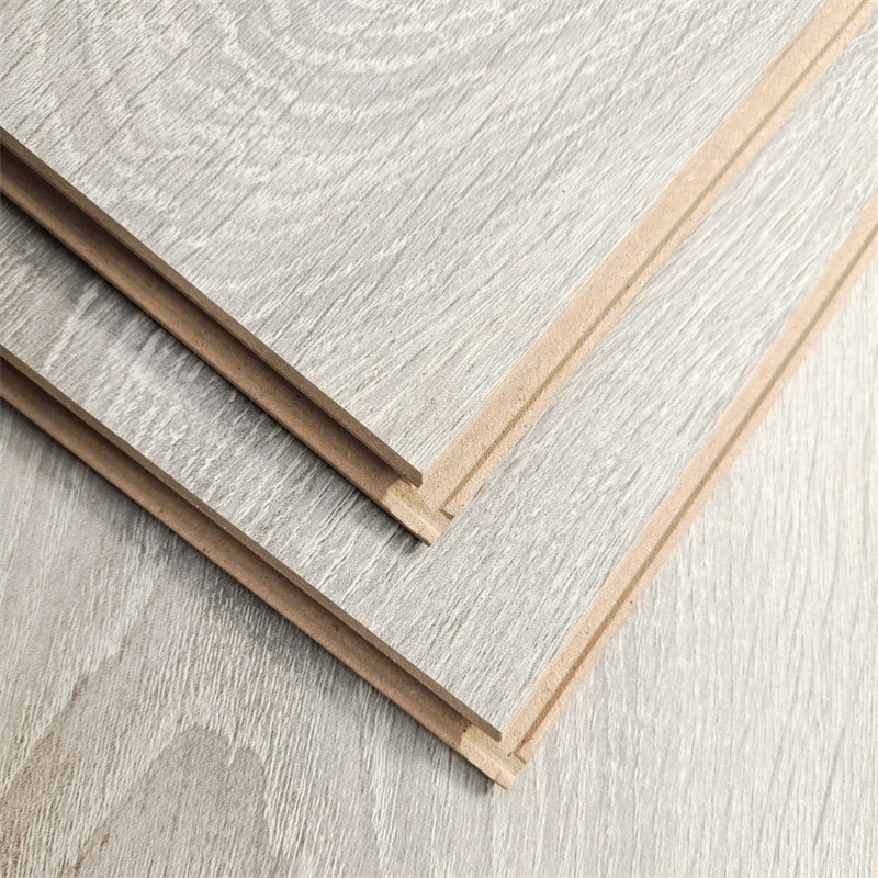 Обычный ламинат на древесно-стружечной плите без добавки углеродных волокон. 