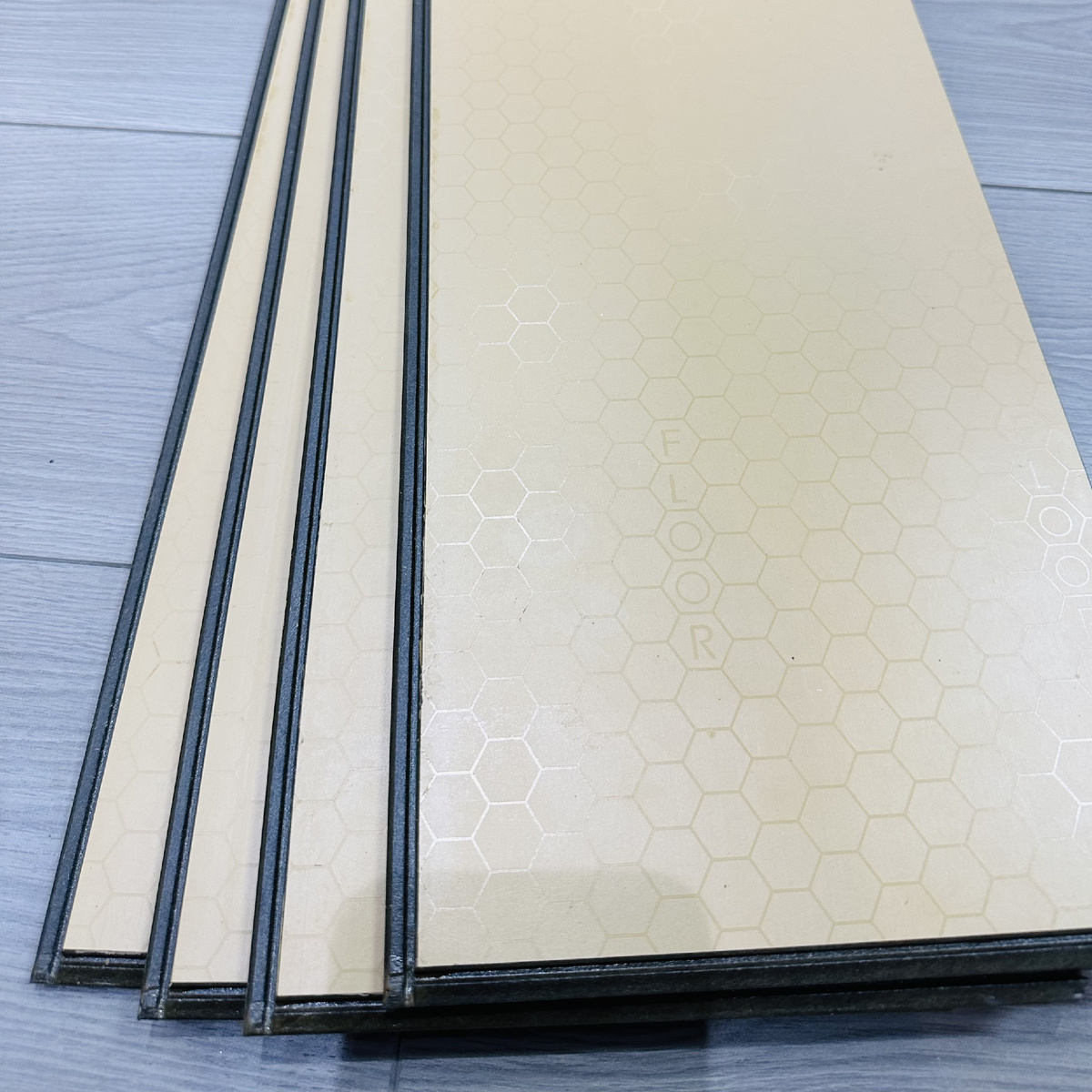 На фото тоже обычный ламинат, но в плиту которого добавлены углеродные волокна. 