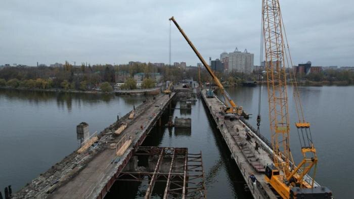 На проспекте Ильича в Донецке полным ходом идёт обновление моста, источник Телеграм-канал Донбасс Сейчас
