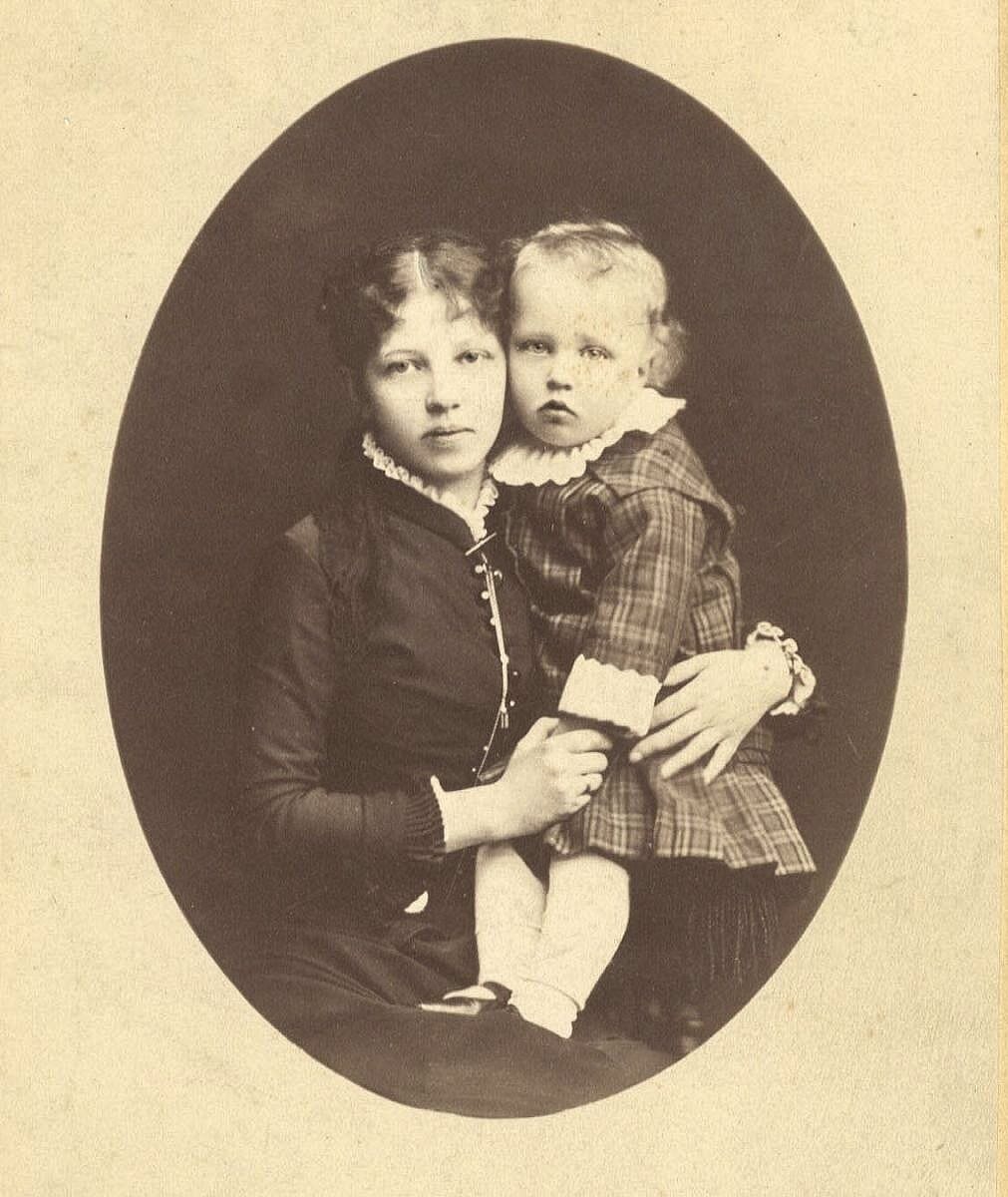Мать Блока Александра Андреевна  с маленьким Сашей.