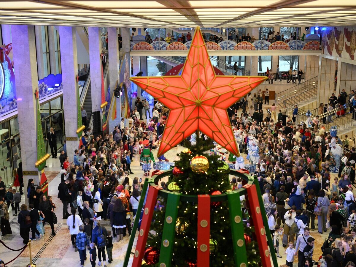    Посетители перед началом новогоднего представления в Государственном Кремлевском дворце в Москве© РИА Новости / Владимир Астапкович