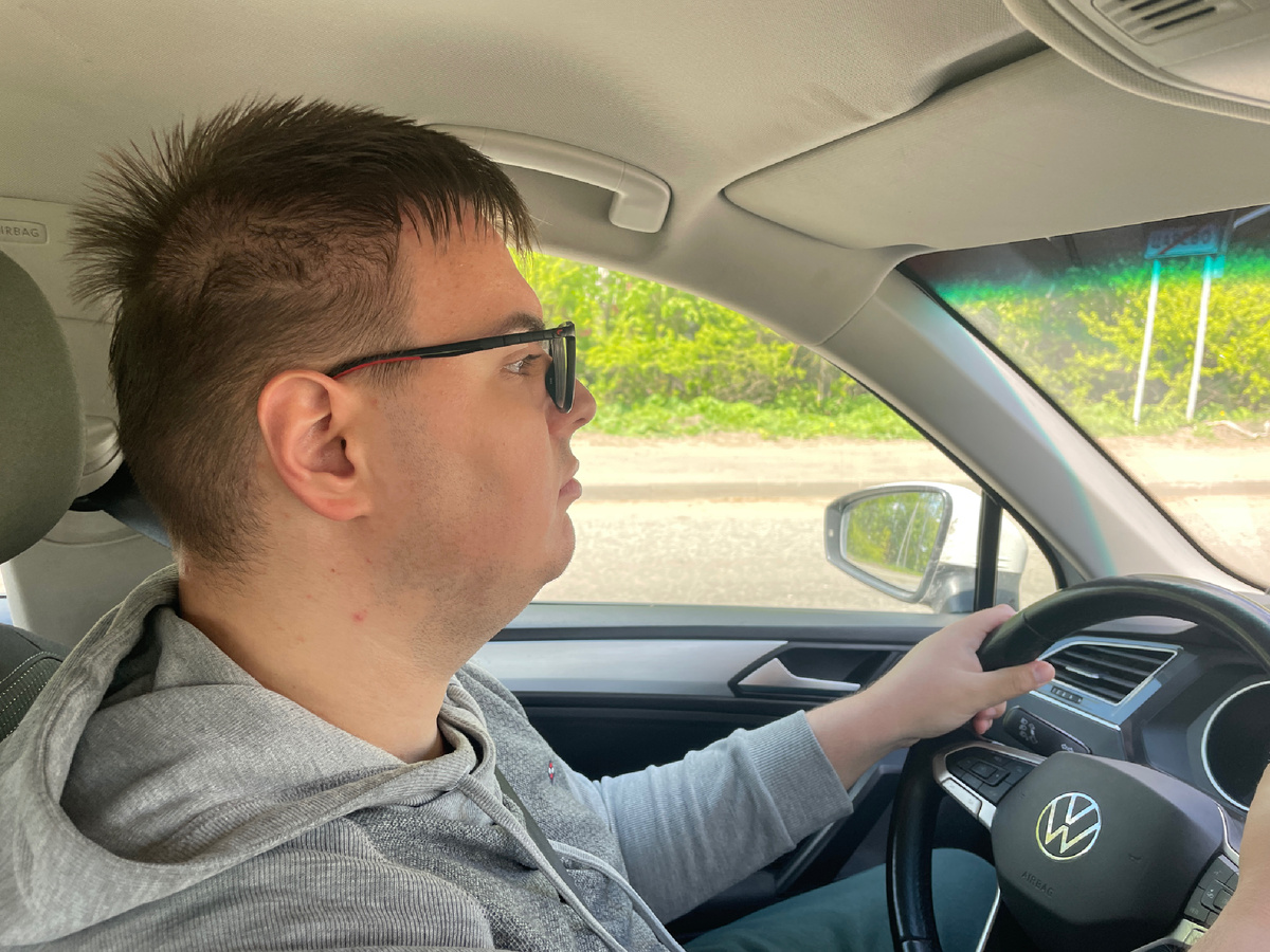 Вот как можно что-либо писать в движении? Я же должен контролировать ситуацию на дороге. А контроль дороги — и моя безопасность, и пассажиров, и всех, кто находиться за пределами машины. Фото: Михаил Лайф Влог