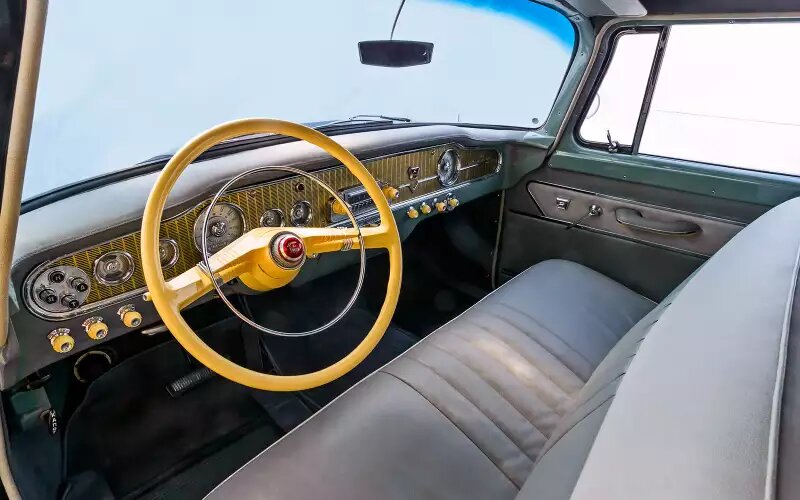    Строгость и выдержанность салона поддерживает отделка серым цветом.